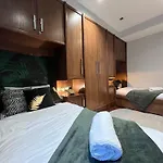 Luxe - Hyde Park - 2Bed 3Bath A/C + Lift
