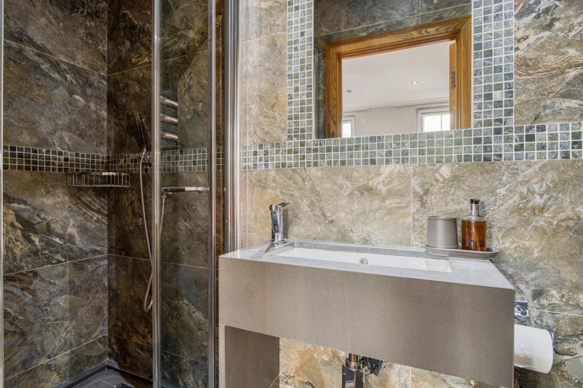 Apartment Luxe - Hyde Park - 2bed 3bath A/c + Lift